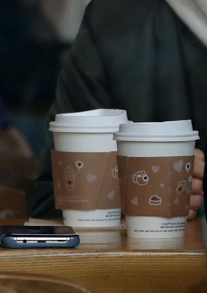 성인은 하루에 커피 4잔, 청소년은 에너지음료 2캔 이상 마시면 카페인 최대 일일섭취권고량을 넘길 수 있어 주의가 필요하다는 식약처의 권고가 나왔다. (사진=뉴시스)