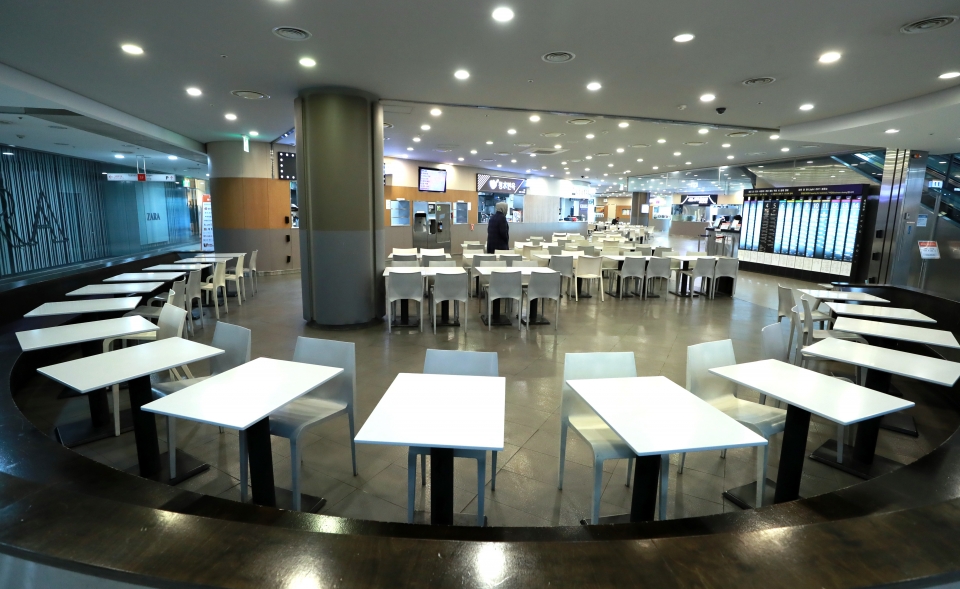 주말인 15일 서울 용산구 서울역 식당가의 한산한 모습.(사진=뉴시스)
