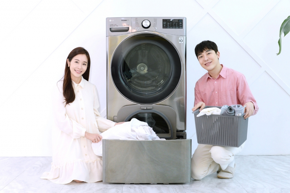 [서울=뉴시스]LG전자는 오는 12일 알아서 세탁방법을 찾아주는 인공지능 DD(Direct Drive)세탁기 ‘LG 트롬 세탁기 씽큐(ThinQ)’(모델명: F21VDD)를 국내 시장에 출시한다고 9일 밝혔다. 모델들이 인공지능 DD세탁기 'LG 트롬 세탁기 씽큐'에 미니워시를 결합한 제품을 소개하고 있다. (사진=LG전자 제공) 2020.03.09. photo@newsis.com