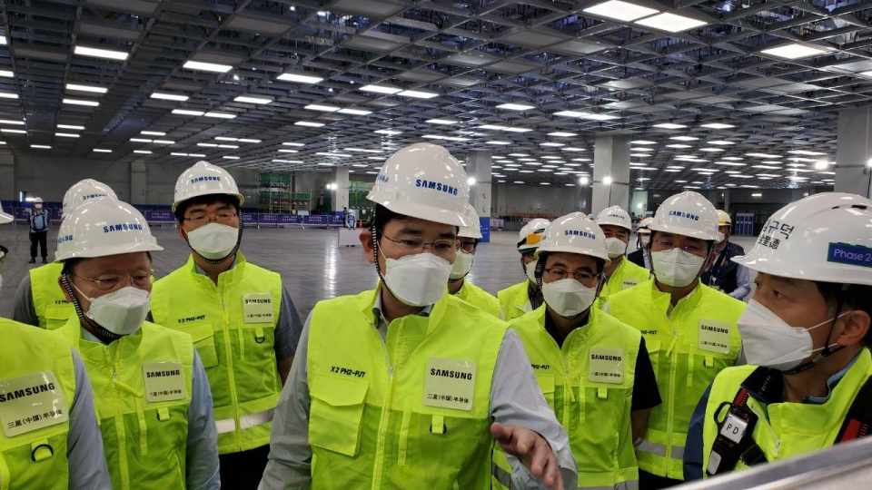 중국을 방문중인 이재용 삼성전자 부회장이 18일 중국 시안반도체 공장을 방문해 현장점검을 하고 있다. (사진=삼성전자)