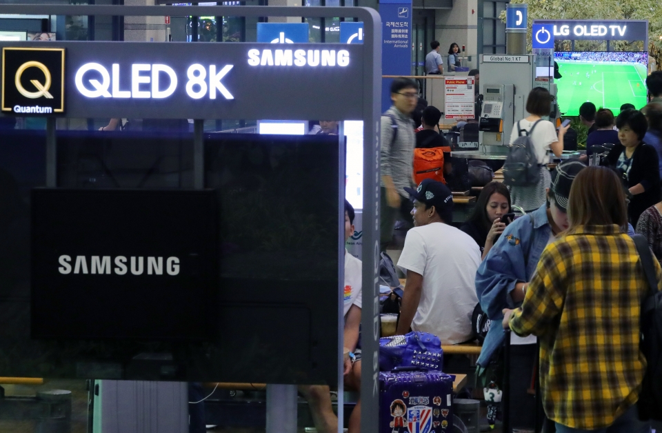 8K TV에 대한 삼성전자와 LG전자의 기술력 공방이 시작된 17일 오후 인천국제공항 제1터미널 입국장에 삼성 QLED 8K TV와 LG OLED TV가 나란히 설치돼 있다.