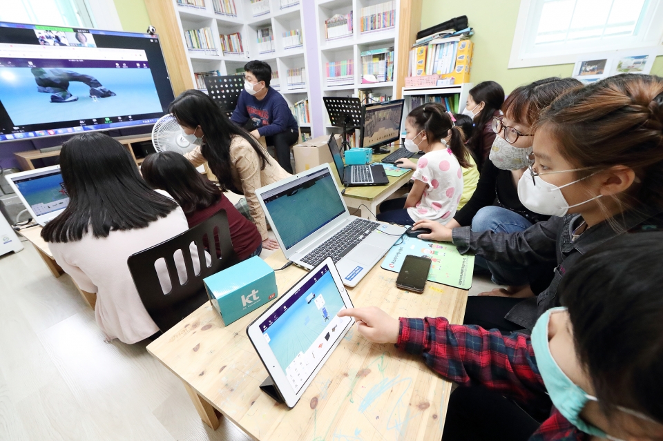 5월 19일 서대전 지역아동센터 아이들이 KT 화상 회의 시스템을 통해 KT IT서포터즈가 진행하는 ‘VR 콘텐츠 제작하기’ 체험형 수업에 참여하고 있다. (사진=KT)