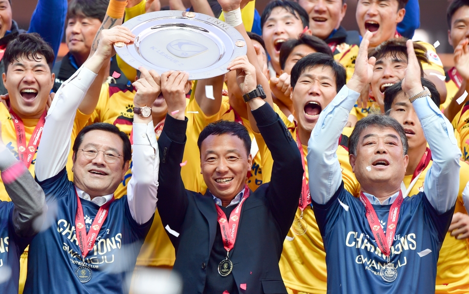 지난해 광주 서구 광주월드컵경기장에서 프로축구 광주FC 박진섭 감독이 K리그2 우승 트로피를 받은 뒤 기뻐하고 있다. (사진=뉴시스)