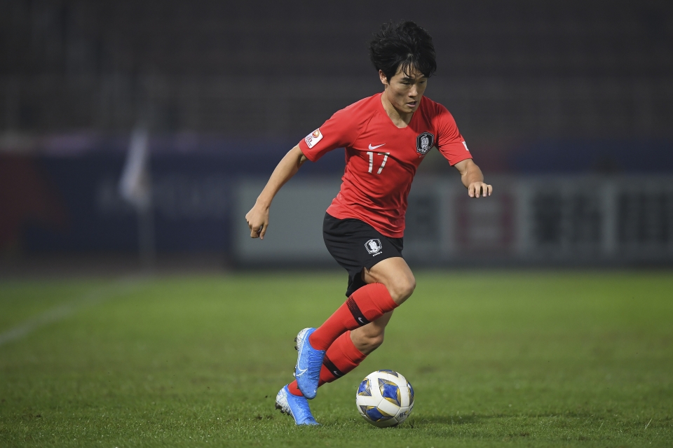 지난 1월 태국 빠툼타니 탐마삿대학 스타디움에서 열린 2020 아시아축구연맹(AFC) U-23 챔피언십 한국과 호주의 4강전에서 엄원상이 공을 몰고 있다. (사진=뉴시스)