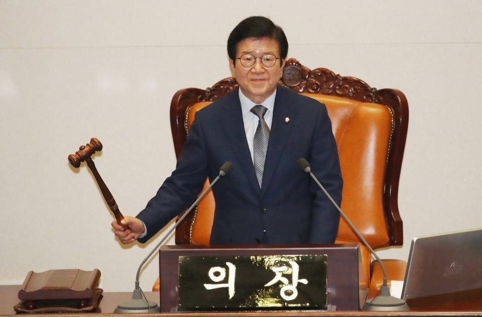 박병석 국회의장이 12일 서울 여의도 국회에서 열린 본회의에서 개의를 선언하고 있다. (사진=뉴시스)
