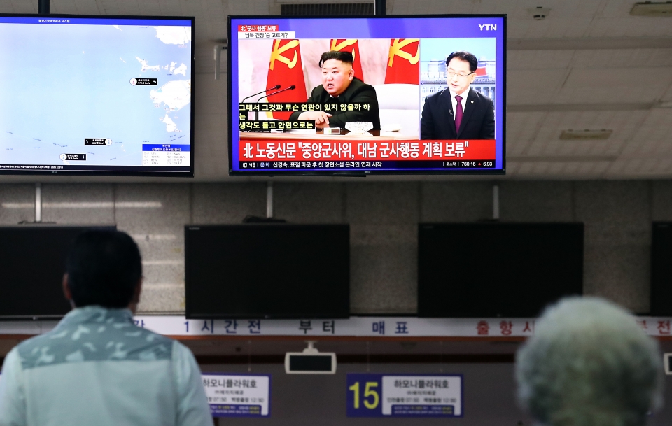 북한 김정은 위원장이 대남 군사행동계획을 보류하겠다고 밝힌 가운데 24일 오전 인천시 중구 인천항 연안여객터미널에서 시민이 TV를 보고 있다. (사진=뉴시스)