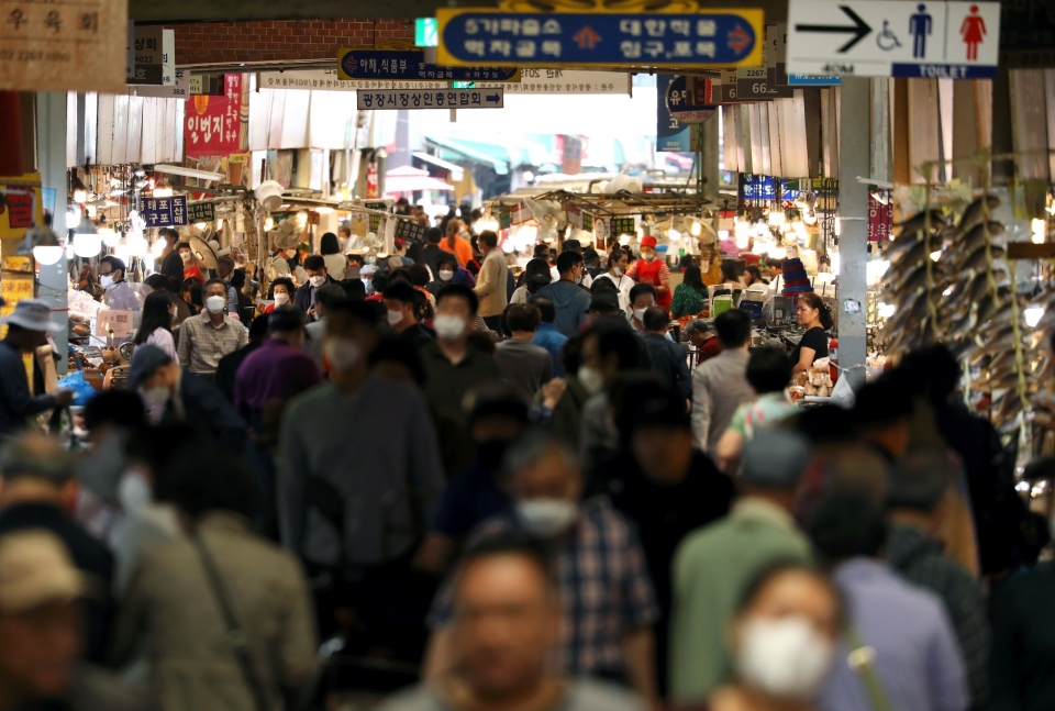 지난달 26일 서울 종로구 광장시장 일대가 시민들로 붐비고 있다.(사진=뉴시스)