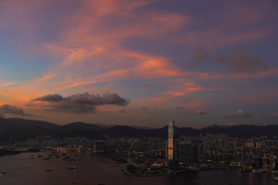 지난달 29일 홍콩의 상징인 빅토리아 항구의 스카이라인에 해가 지고 있다. (사진=AP/뉴시스)