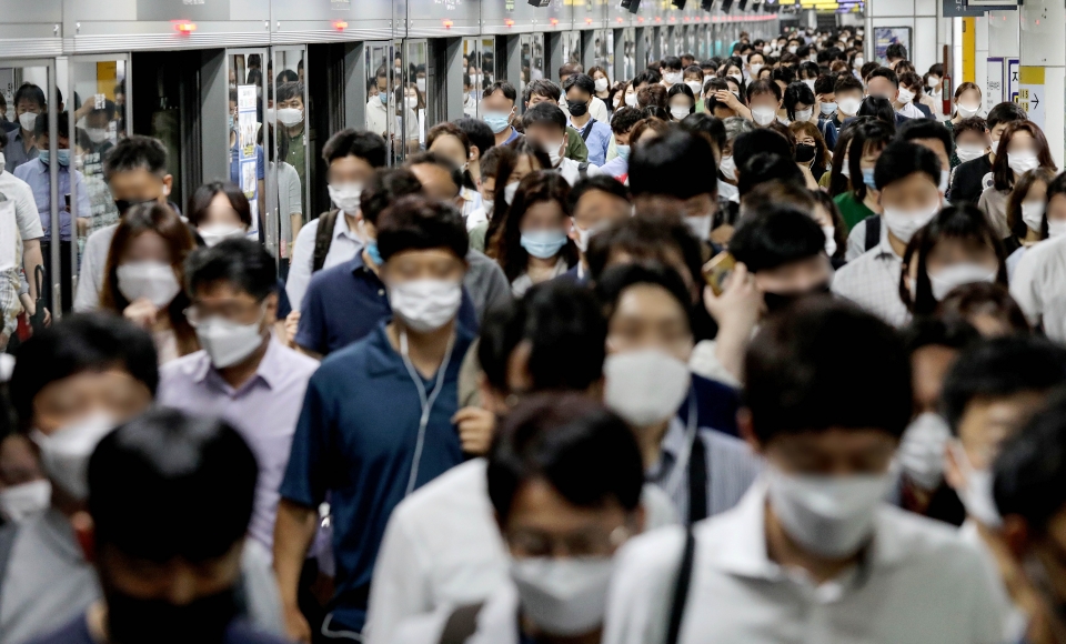 지난달 29일 오전 서울 종로구 광화문역 승강장에서 출근길 시민들이 마스크를 착용하고 있다. (사진=뉴시스)