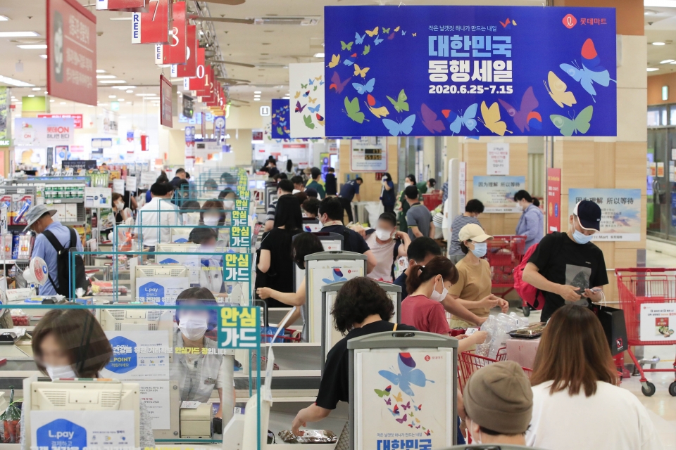 대한민국 동행세일 2주차 주말을 맞은 5일 오후 서울 시내의 한 대형 마트에서 많은 시민들이 상품을 구매하고 있다.(사진=뉴시스)