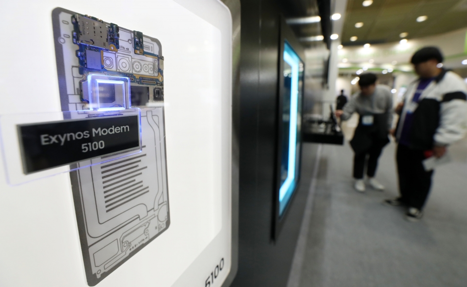 지난해 서울 강남구 코엑스에서 열린 반도체대전에서 삼성전자 5G 모뎀인 엑시노스 모뎀 5100이 전시돼 있다.