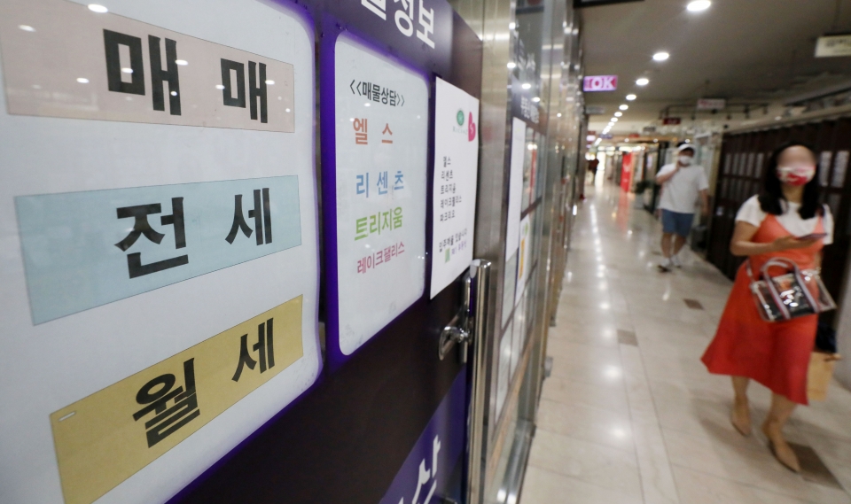 5일 서울 송파구 부동산 밀집 지역에 매매, 전세 및 월세 매물을 알리는 안내문이 붙어 있는 모습.(사진=뉴시스)