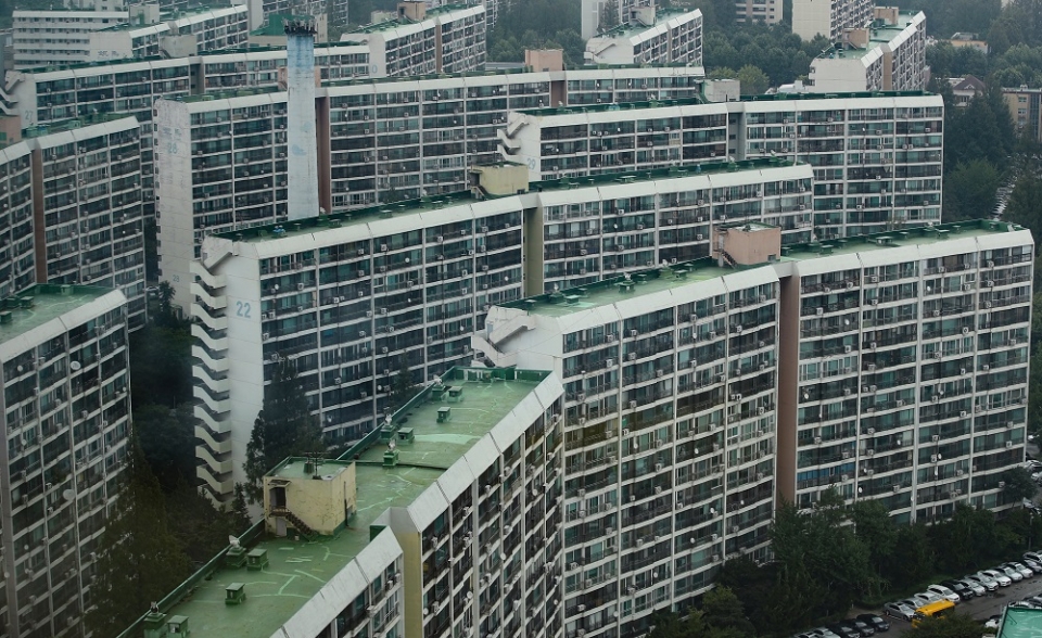 정부의 8.4 부동산 공급대책 발표에서 재건축 아파트 층수 규제를 50층까지 완화하기로 한 가운데 5일 서울 강남구 대치동 은마아파트가 내려다 보이고 있다.(사진=뉴시스)