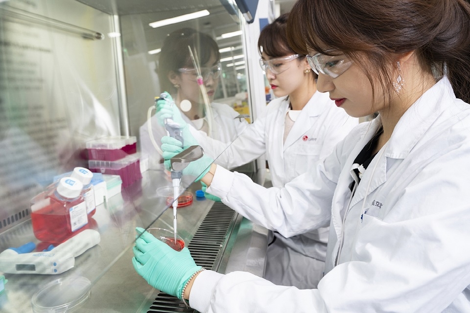 LG화학은 중국 ‘트랜스테라 바이오사이언스’社의 전임상 단계 NASH 치료 신약 파이프라인(후보물질명; TT-01025)을 4170억 원 규모로 도입하는 계약을 체결했다. 사진은 신약 연구에 열중하고 있는 LG화학 생명과학사업본부 연구원들의 모습. (사진=LG화학)