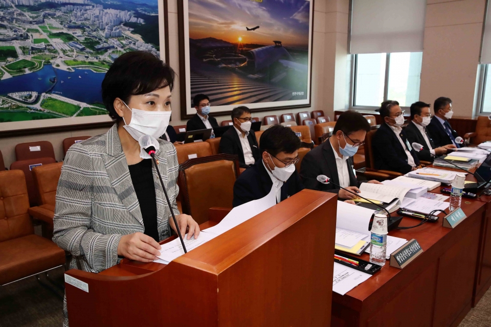 김현미 국토교통부장관이 25일 오전 국회에서 열린 국토교통위원회 전체회의에서 업무보고를 하고 있다.(사진=뉴시스)