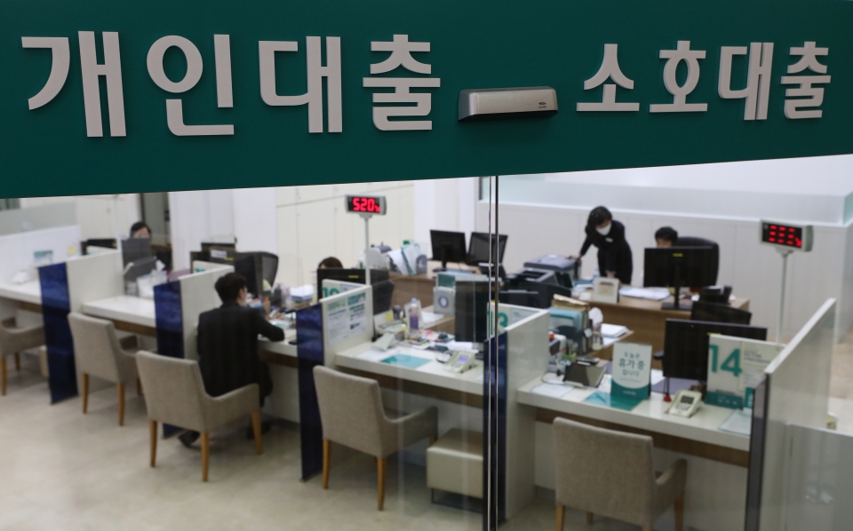 지난 5월 20일 오후 서울 중구 하나은행 대출 창구에서 대출 희망자가 서류 등을 작성하고 있다.(사진=뉴시스)