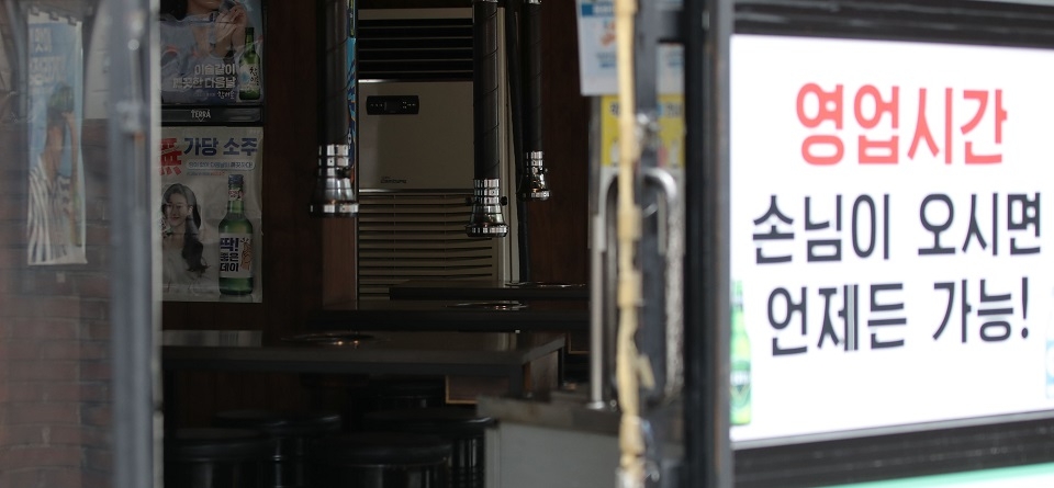 코로나19 재확산을 막기 위해 사회적 거리두기 2.5단계 조치가 시행된 지난달 31일 손님 없이 비어 있는 서울 시내 한 음식점 내부. (사진=뉴시스)