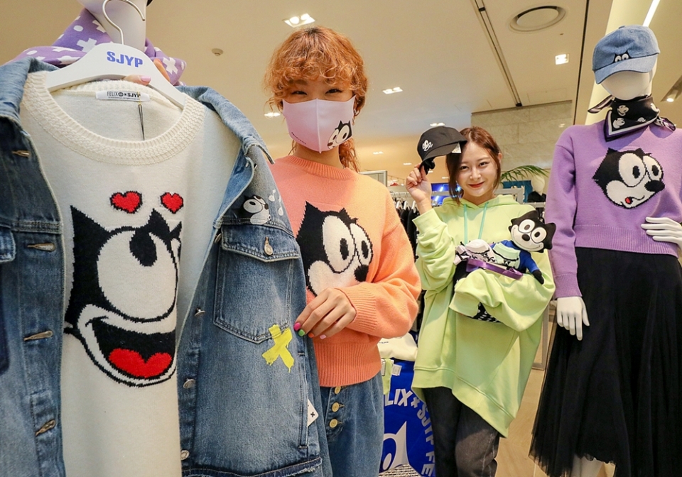 현대백화점 무역센터점 5층에 위치한 'SJYP' 매장에서 홍보 모델들이 다양한 '펠릭스 X SJYP' 협업 컬렉션 제품들을 소개하고 있다. (사진=현대백화점그룹) 