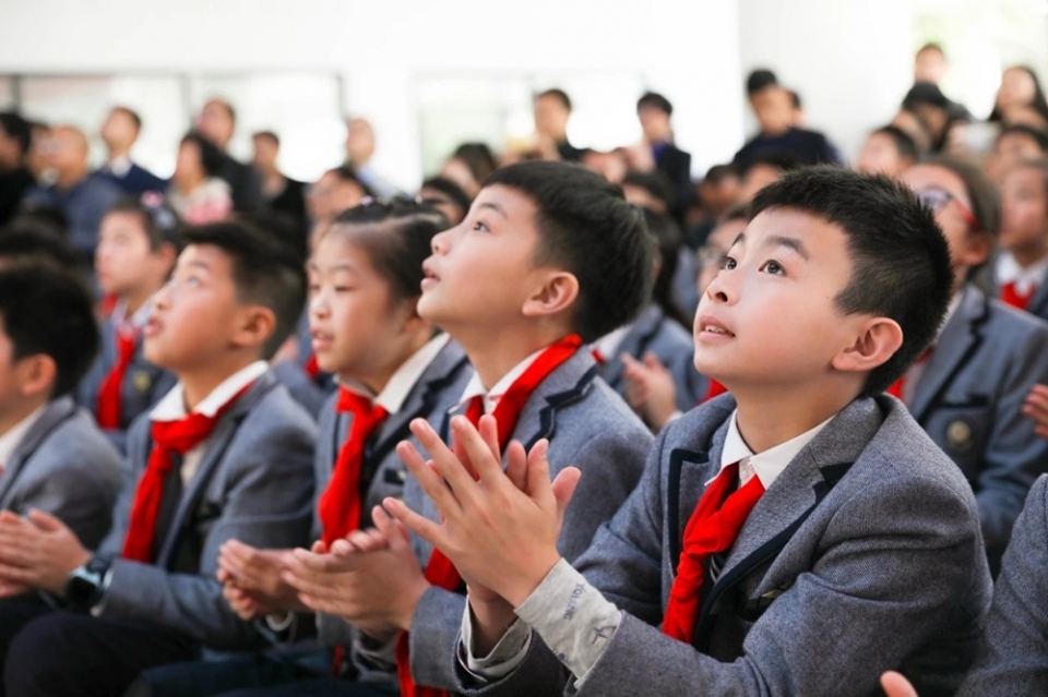 지난 1일 중국 절강성 온주시에 위치한 한 학교에서 개학식이 진행되었다. (사진=형지엘리트)