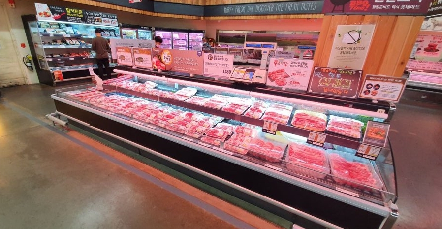 롯데마트가 지난 5월, 신선식품 경쟁력 강화의 일환으로 출시한 초(超)신선 상품인 ‘3일 돼지 고기’를 전 점으로 확대 운영한다. (사진=롯데마트)