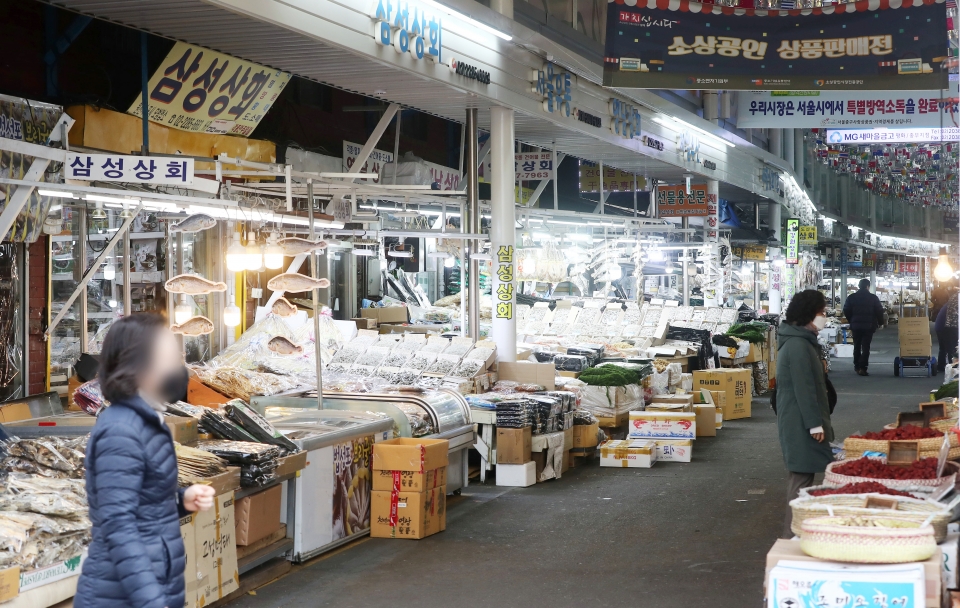 코로나19 영향으로 전통시장의 방문객이 감소한 서울의 한 전통시장 모습 (사진=뉴시스)