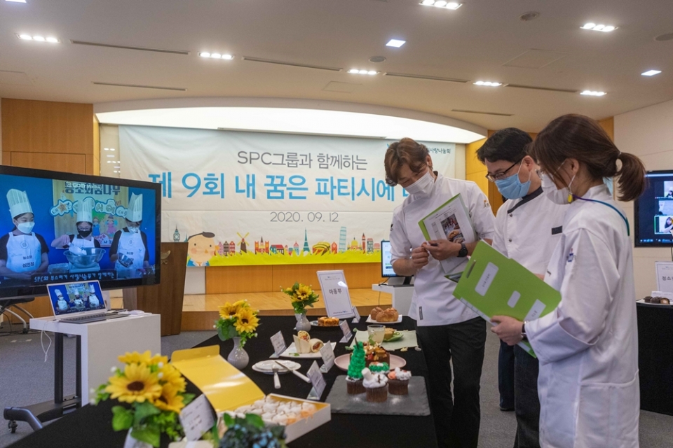 지난 12일 서울 신대방동SPC컬리너리아카데미에서 심사위원들이 온라인을 통해 참가자로부터 출품작 설명을 듣고 있다. (사진=SPC그룹)