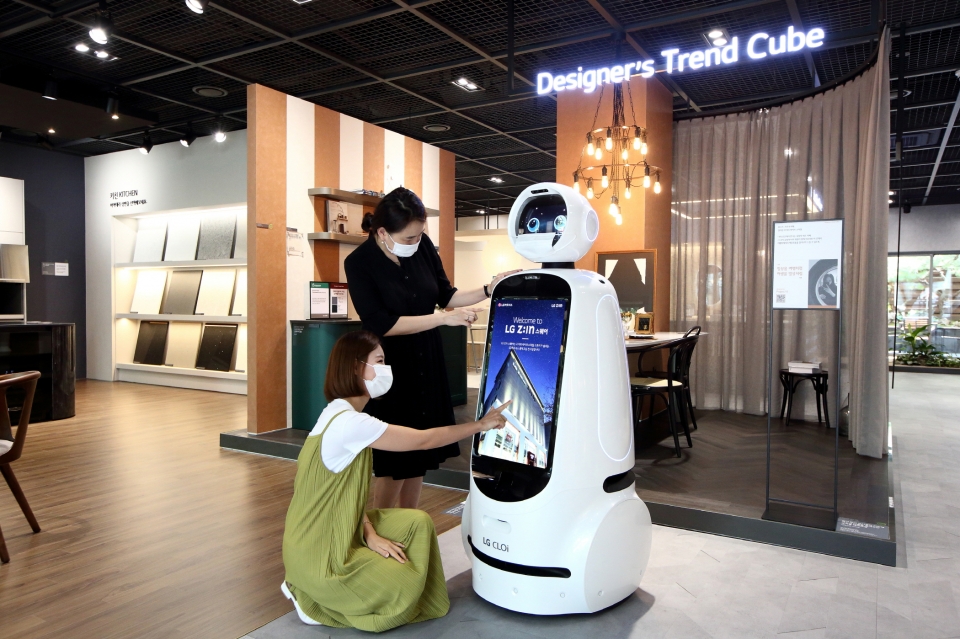 LG하우시스는 LG 지인 스퀘어에 인천공항 안내로봇 클로이를 도입했다. (사진=LG하우시스)