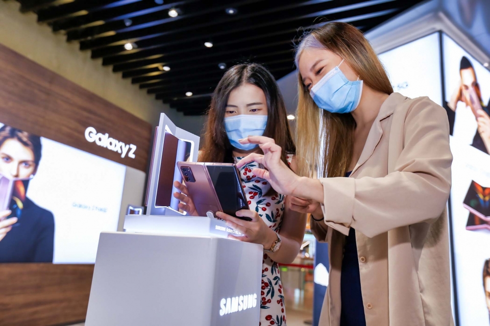 삼성전자는 갤럭시 Z 폴드2를 18일 전세계에 본격 출시한다고 밝혔다. 사진은 싱가포르의 유명 쇼핑센터 비보시티(ViVo City)에 위치한 삼성 익스피리언스 스토어(Samsung Experience Store)에서 현지 소비자들이 '갤럭시 Z 폴드2'를 체험하고 있는 모습. (사진=삼성전자)