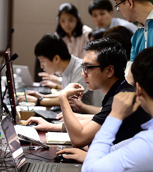 한국인터넷진흥원(KISA)에서 KISA 직원들이 특정인 대상 악성 이메일을 발송해 정보 탈취 시도를 가정해 신고 및 대응, 복구 등에 대한 훈련을 하고 있다. (사진=뉴시스)