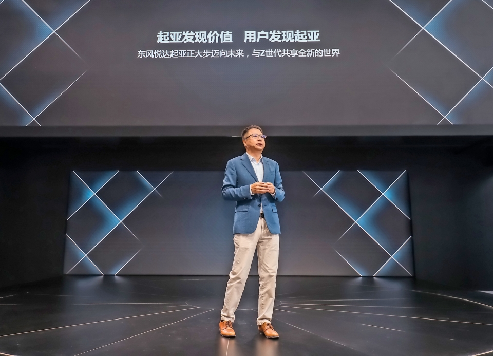 리펑 둥펑위에다기아 총경리가 2020 베이징 모터쇼에서 기아차의 중국 내 중장기 전략과 비전을 발표하고 있다.(사진=기아자동차)