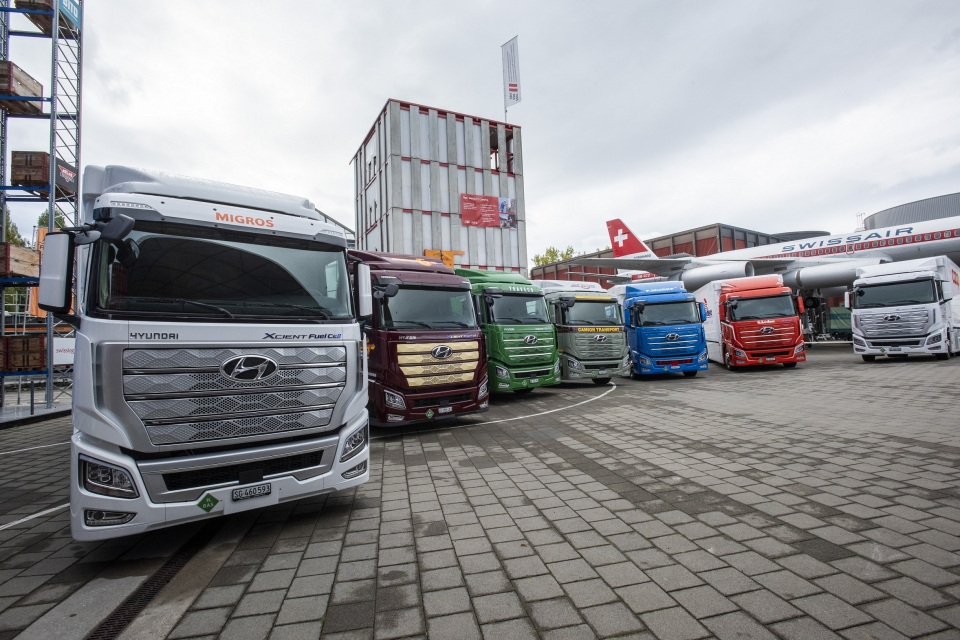 현대자동차 ‘엑시언트 수소전기트럭’ 7대가 고객인도 전달식을 위해 스위스 루체른 교통박물관 앞에 서 있다. (사진=현대자동차)