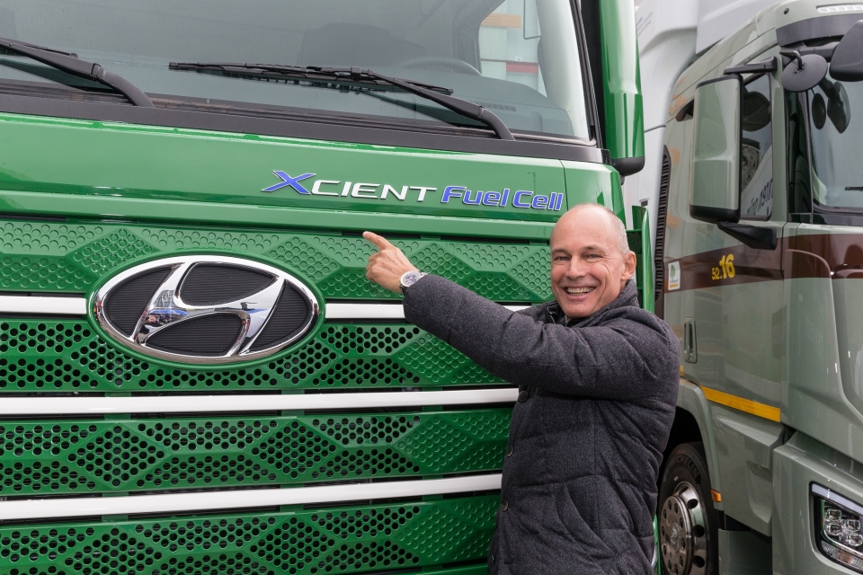 현대자동차 ‘엑시언트 수소전기트럭’ 차량 앞에서 스위스 고객사 Travego 관계자가 기뻐하고 있다. (사진=현대자동차)