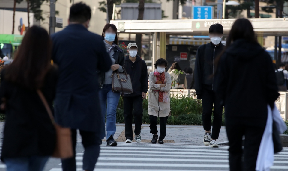서울 중구 을지로 입구역 인근 거리에서 두꺼운 옷을 입을 시민들이 걸어가고 있다. (사진=뉴시스)