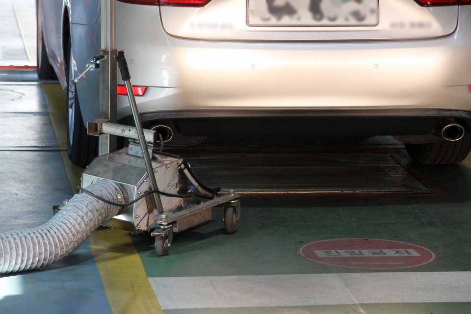 교통안전공단에서 종합검사 대상 차량이 배출가스 검사를 받고 있다. (사진=손진석 기자)