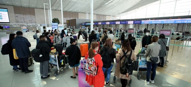 인천공항에서 출입국 심사 기다리는 외국인들. 기사와 무관(사진=뉴시스)