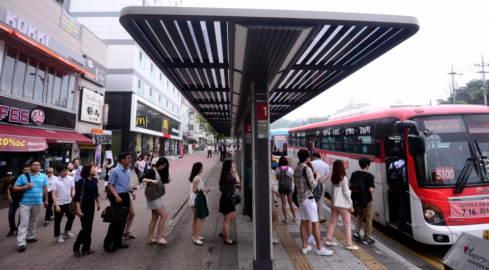 경기도 수원시 영통동 한 버스 정류장에서 시민들이 강남행 광역 버스에 길게 줄지어 탑승하고 있다. (사진=뉴시스)