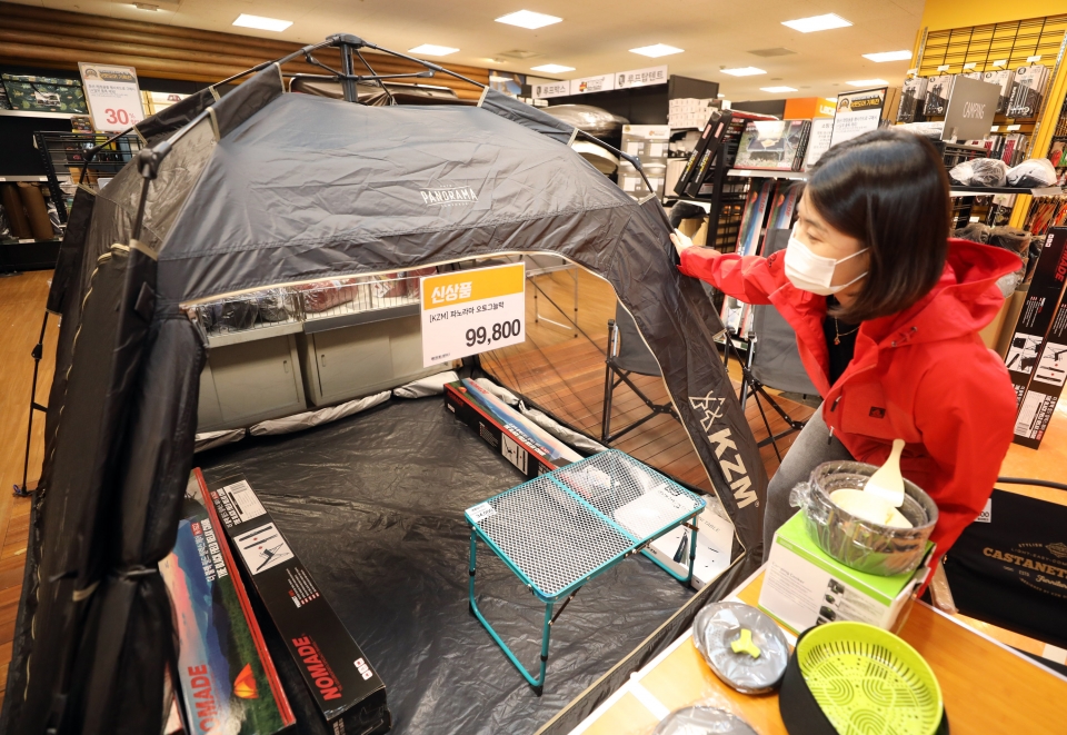 소비자가 캠핑용품을 살펴보고 있다. (사진=이마트)