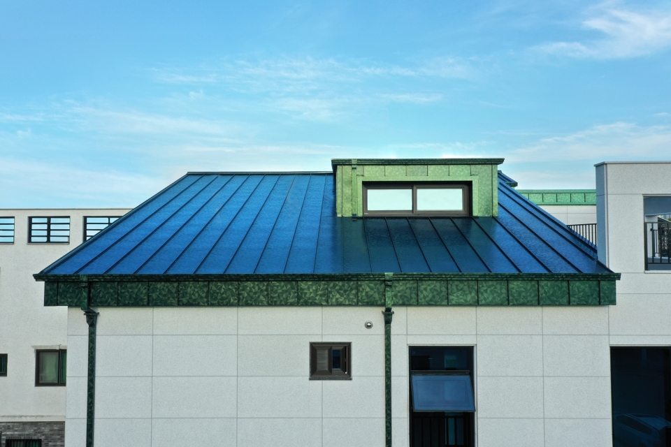 경기도 평택 주택 지붕에 적용된 동국제강 카멜레온 컬러강판 (사진=동국제강)