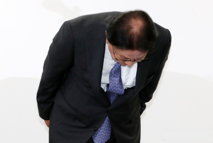 박근희 CJ대한통운 대표이사가 22일 오후 서울 중구 태평로빌딩에서 택배 노동자 사망 사건과 관련해 고개를 숙여 사과하고 있다. (사진=뉴시스)