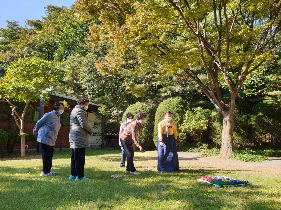 안양시 어르신들이 예절교육관에서 투호를 즐기고 있다. (사진=안양시)