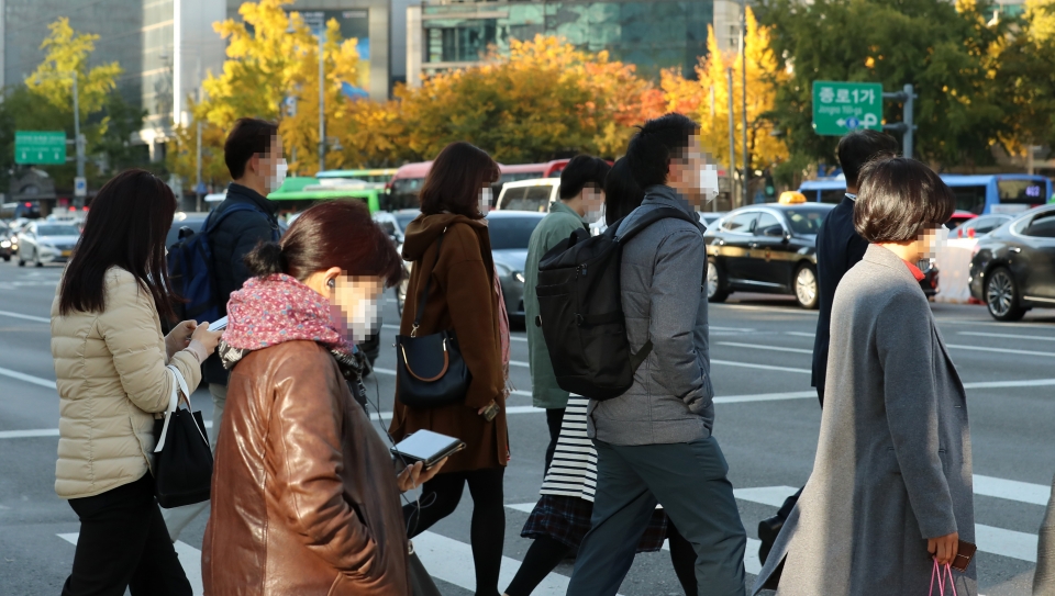 쌀쌀한 날씨를 보인 29일 오전 서울 종로구 광화문 네거리에서 두꺼운 외투를 입은 시민들이 발걸음을 옮기고 있다. (사진=뉴시스)