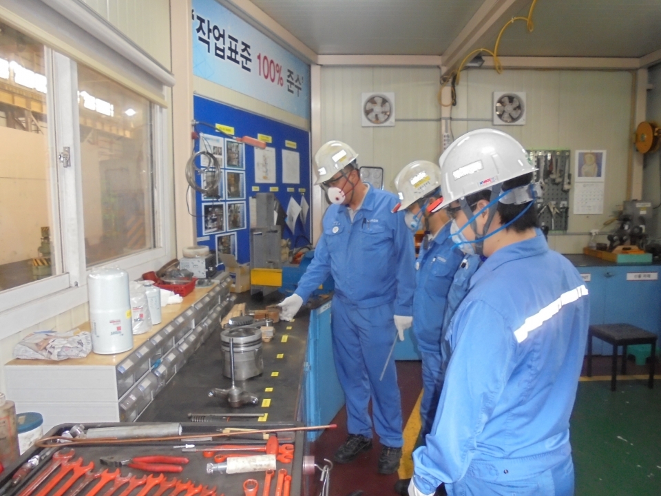 포스코 협력사인 코렘 직원들이 포항제철소 정비실에서 기관차 엔진정비 실습을 하고 있다. (사진=포스코)