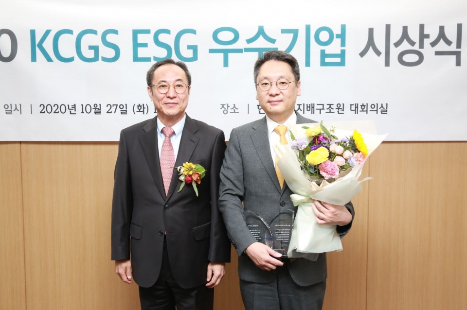 이준호 JB금융지주 상무(사진 오른쪽)가 지난달 27일 한국거래소 신관에서 열린 '2020 ESG 우수기업 시상식'에서 한국기업지배구조원 신진영 원장(사진 왼쪽)으로부터 'ESG 우수기업상'을 받았다. (사진=JB금융지주)