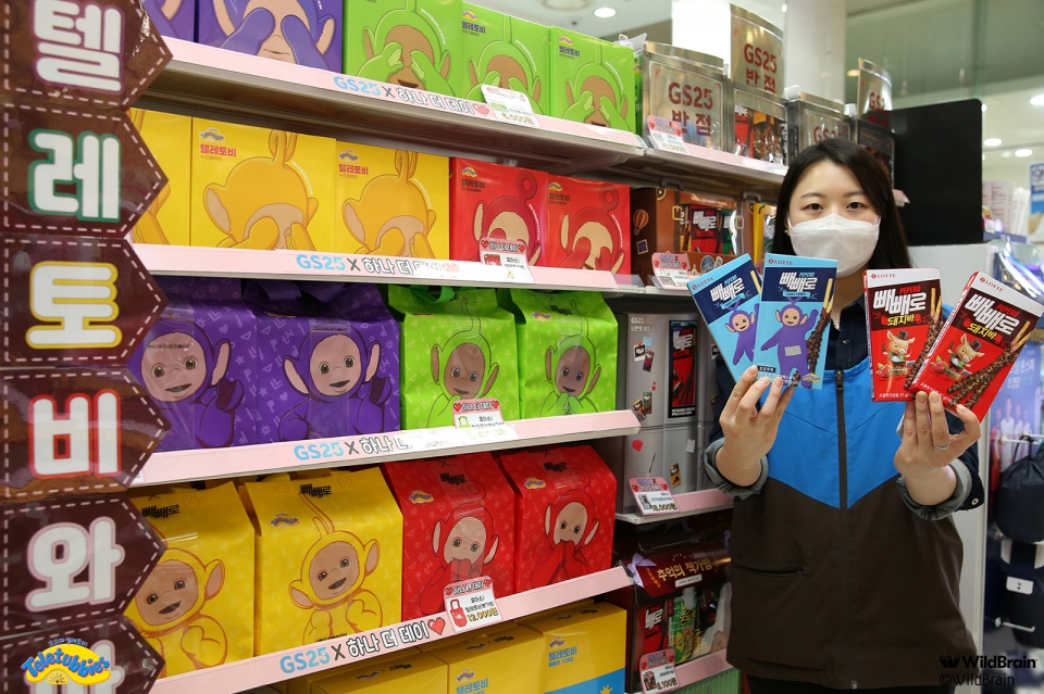 GS25점포에서 직원이 텔레토비 상품(왼쪽)과 돼지바빼빼(오른쪽)로 상품을 들고 있다. (사진=GS25)