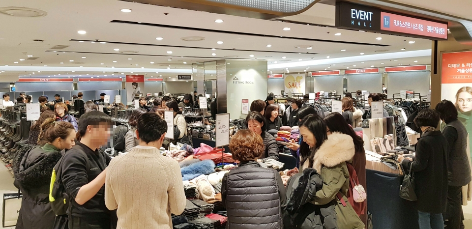 서울 소공동 롯데백화점 본점에서 고객들이 쇼핑하고 있는 모습. (사진=뉴시스)