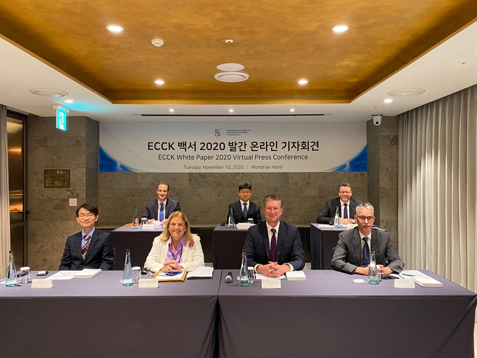 주한유럽상공회의소(ECCK)가 한국 규제환경에 대한 유럽 기업인들의 의견이 담긴 백서를 10일 발간했다. 사진은 백서 발간에 참석한 ECCK 대표들 (사진=ECCK)