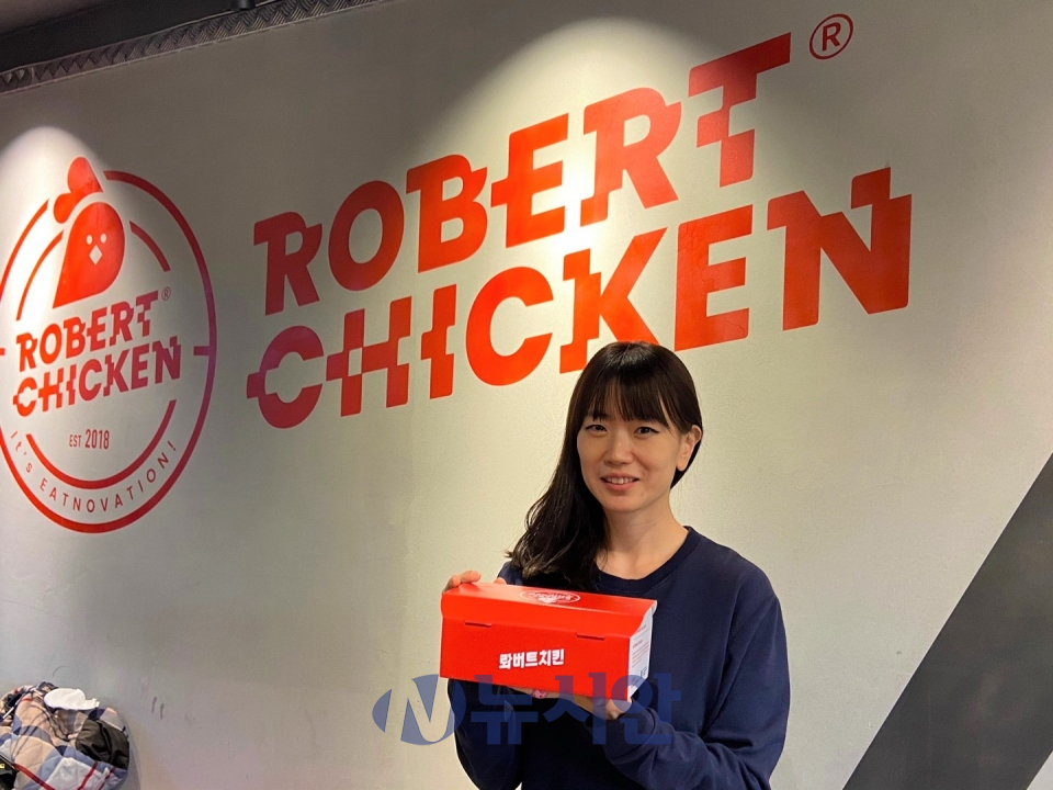 서울 강남구에 위치한 '롸버트치킨'은 로봇이 만드는 치킨집으로 유명하다. 코로나19로 인해 비대면 소비가 급증한 요즘, 롸버트치킨은 푸드테크에 한 획을 그었다. 사진은 강지영 로보아르테 대표. (사진=박은정 기자)