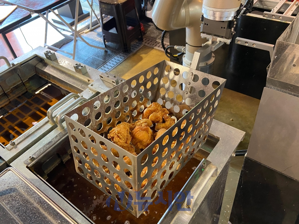 롸버트치킨의 튀김 로봇. 튀김 로봇은 주문이 입력된 지 10분 만에 치킨을 완성시킨다. (사진=박은정 기자)
