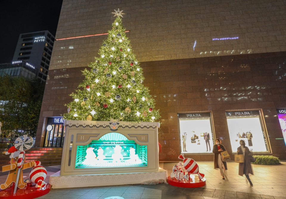 현대백화점이 서울시 강남구 테헤란로에 위치한 무역센터점 앞에 대형 크리스마스 트리를 설치했다. (사진=현대백화점)