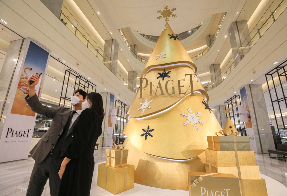 현대백화점 판교점에는 '피아제 크리스마스 트리'가 전시됐다. (사진=현대백화점)